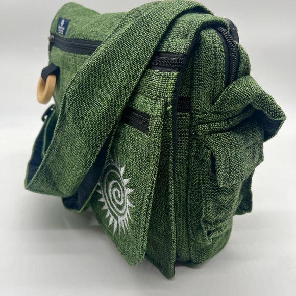 Chic Green Crossbody Bag with Spiral Accent, Handmade Multi-pocket EverydayBag - Picture 8 of 15